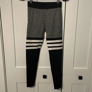 Bombshell Sportswear Black & Gray Leggings – Size Medium